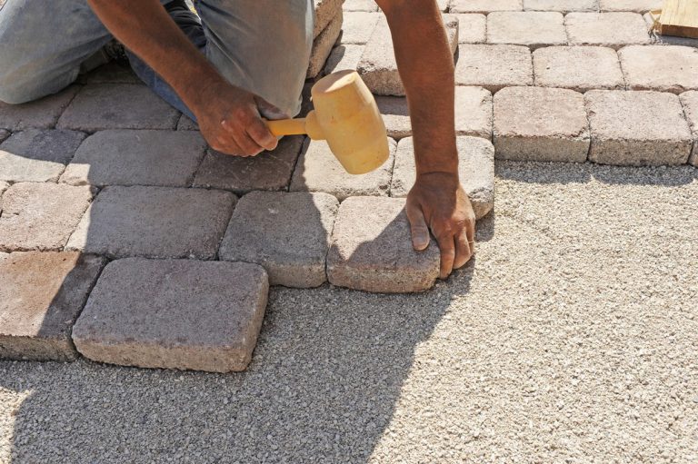 Dalles ou pavés pour sa terrasse ?