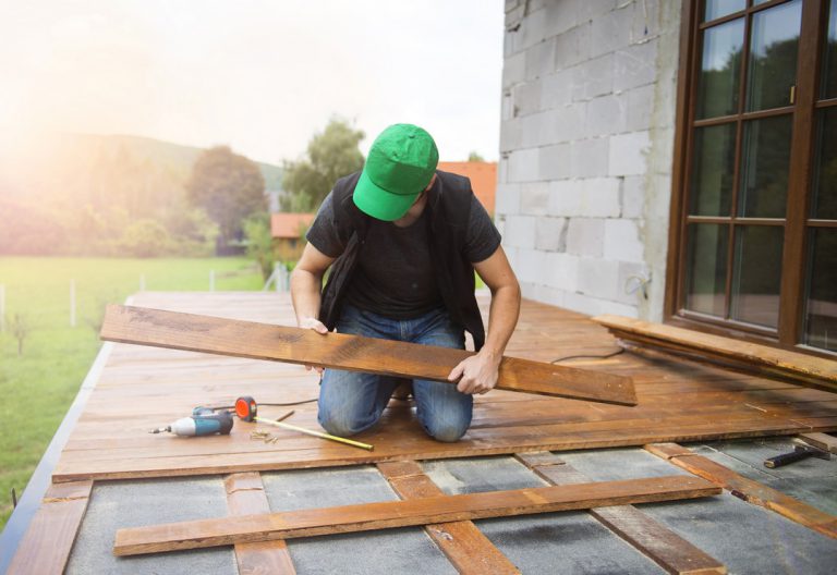 Les avantages de faire appel à un professionnel pour son revêtement de terrasse